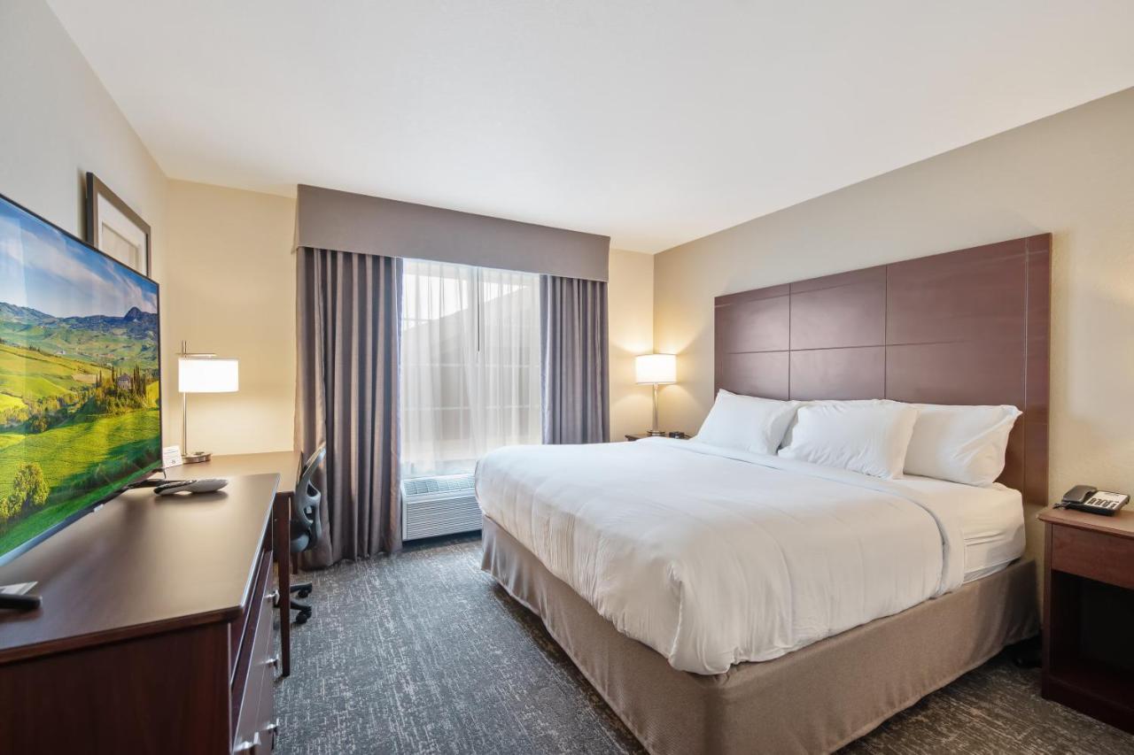 Cobblestone Hotel & Suites - Two Rivers Bagian luar foto