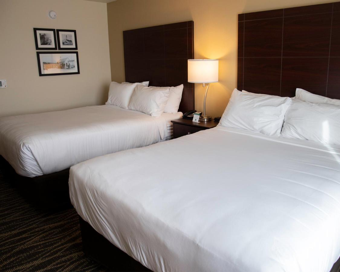 Cobblestone Hotel & Suites - Two Rivers Bagian luar foto