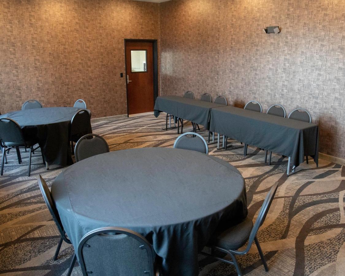 Cobblestone Hotel & Suites - Two Rivers Bagian luar foto