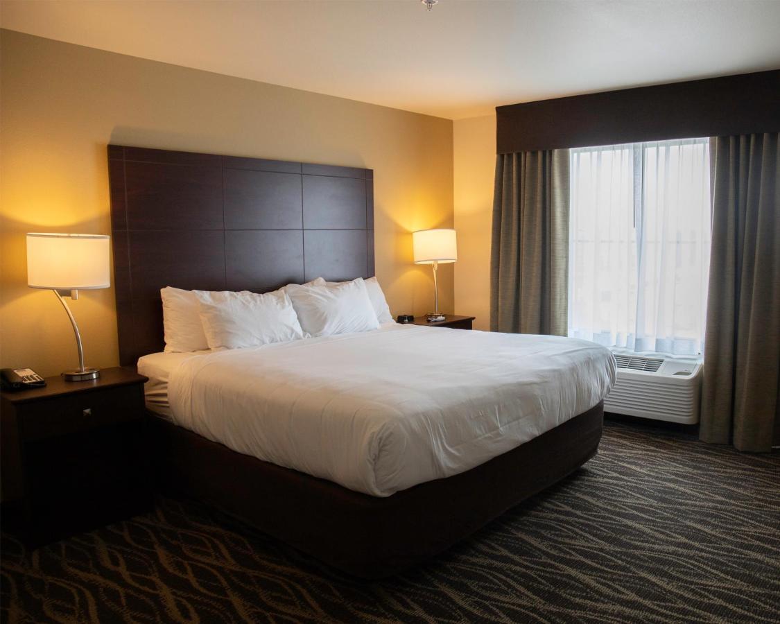 Cobblestone Hotel & Suites - Two Rivers Bagian luar foto