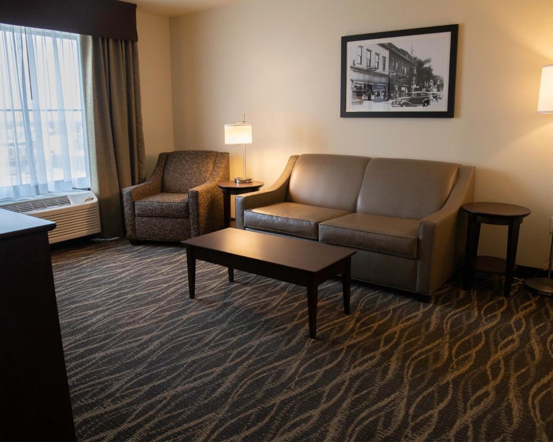 Cobblestone Hotel & Suites - Two Rivers Bagian luar foto