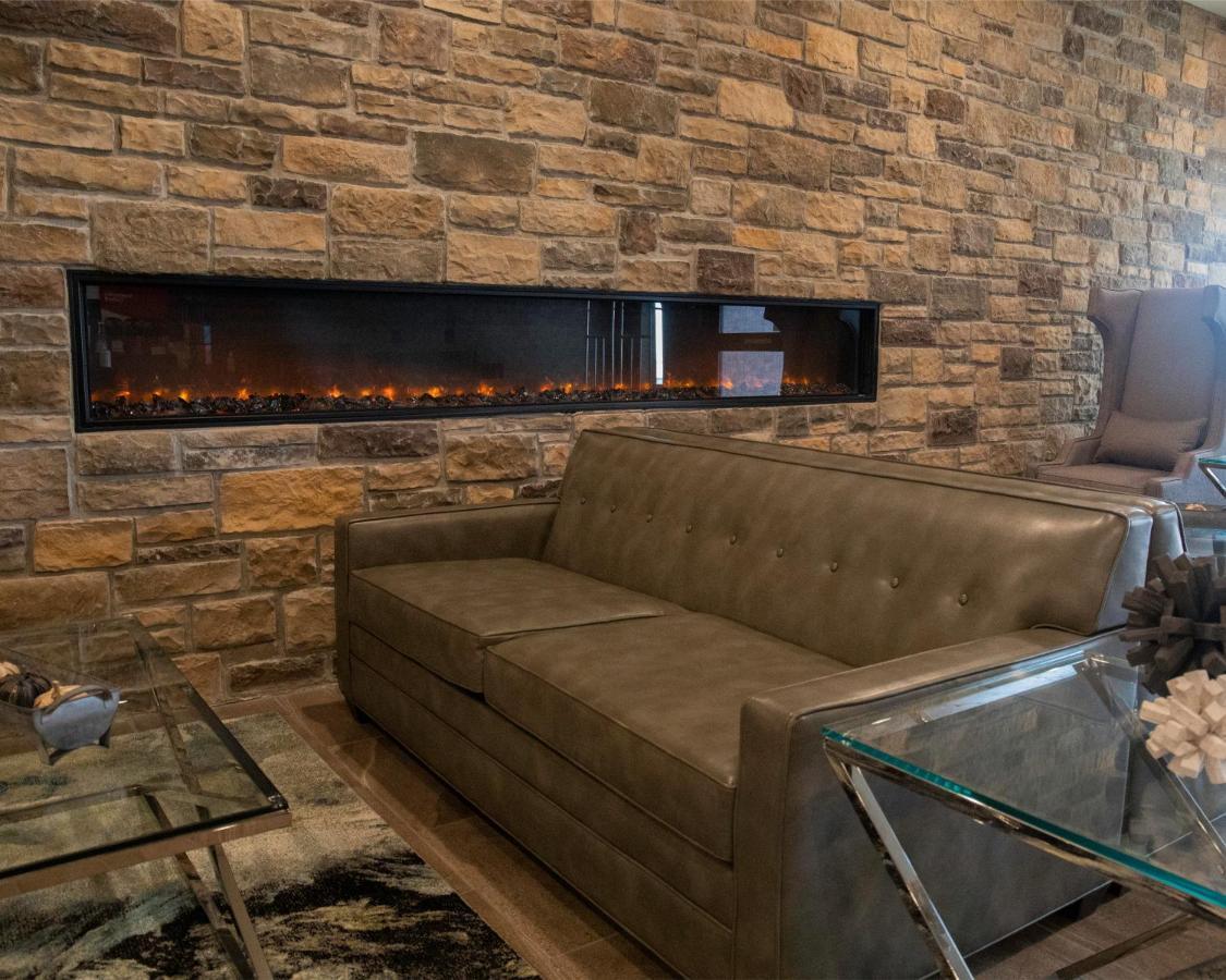 Cobblestone Hotel & Suites - Two Rivers Bagian luar foto
