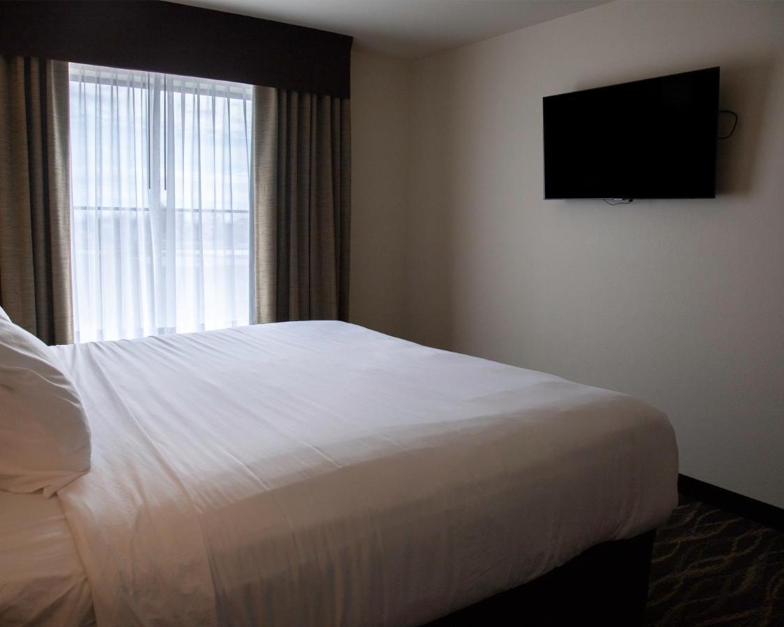 Cobblestone Hotel & Suites - Two Rivers Bagian luar foto