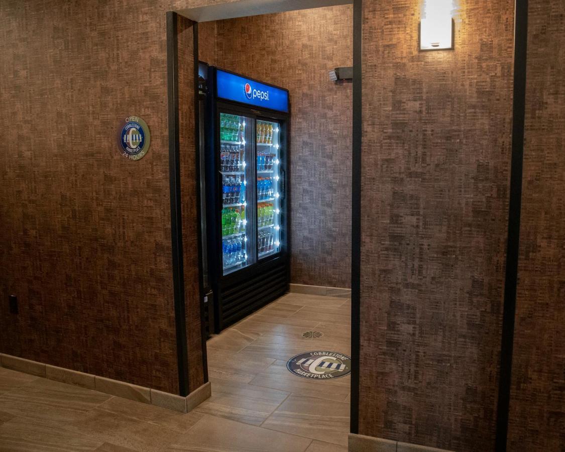 Cobblestone Hotel & Suites - Two Rivers Bagian luar foto