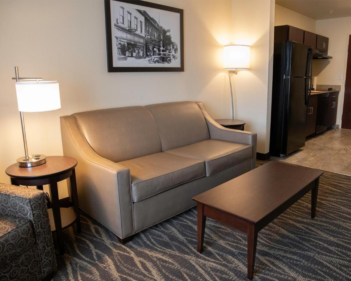 Cobblestone Hotel & Suites - Two Rivers Bagian luar foto
