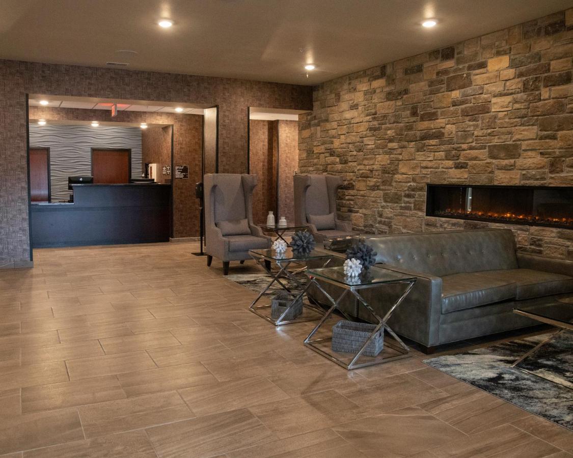 Cobblestone Hotel & Suites - Two Rivers Bagian luar foto