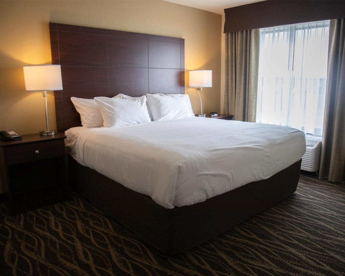 Cobblestone Hotel & Suites - Two Rivers Bagian luar foto