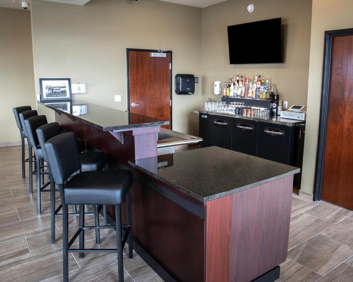 Cobblestone Hotel & Suites - Two Rivers Bagian luar foto