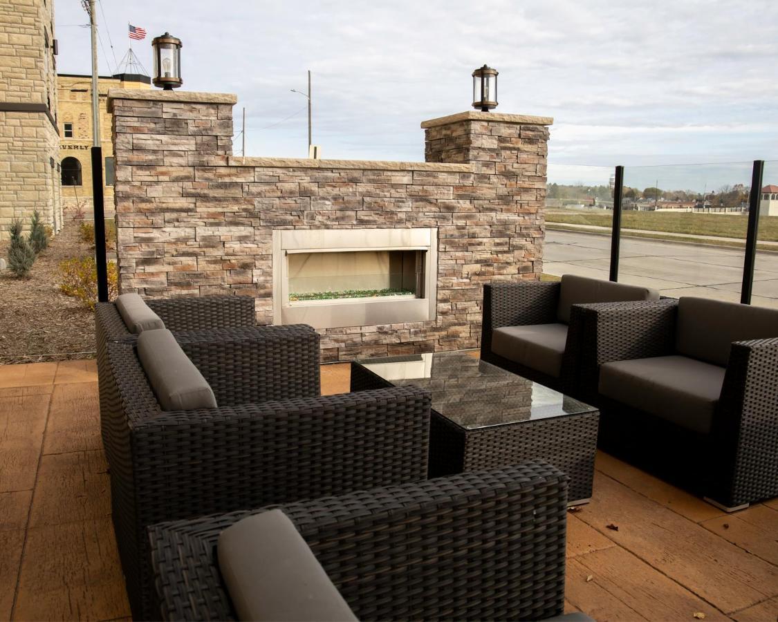 Cobblestone Hotel & Suites - Two Rivers Bagian luar foto