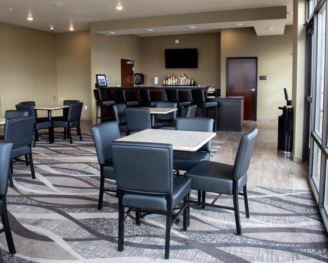 Cobblestone Hotel & Suites - Two Rivers Bagian luar foto